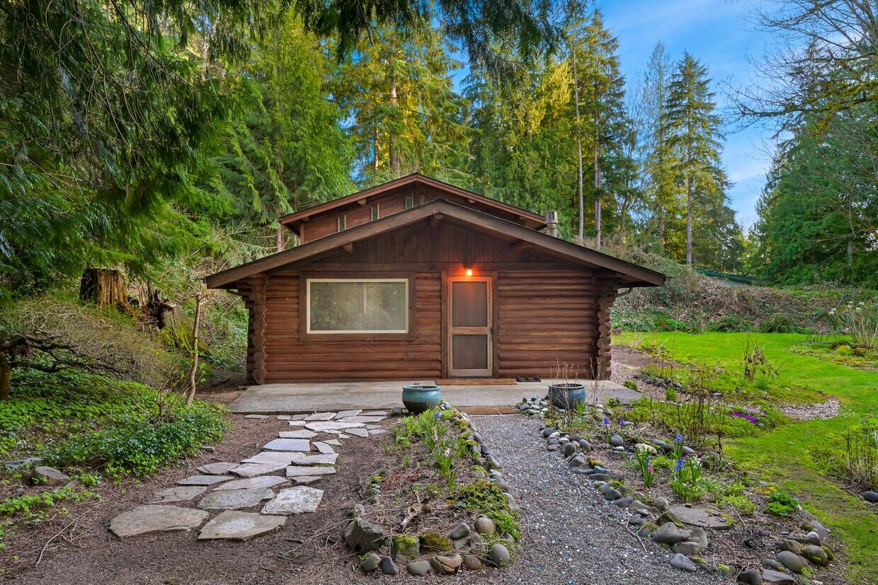 Primary Photo - Cozy Log Cabin - 2 bedroom plus Office - W...