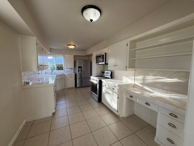 Foto del edificio - Flexible Living 4 Bedroom Home with Pool & Garage