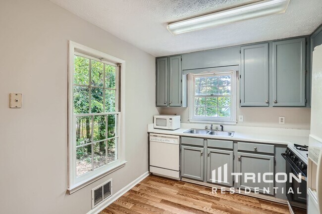 Foto del edificio - 623 Cedarcrest Rd