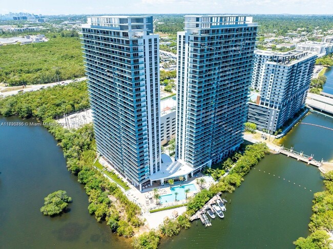 Foto del edificio - 16385 Biscayne Blvd