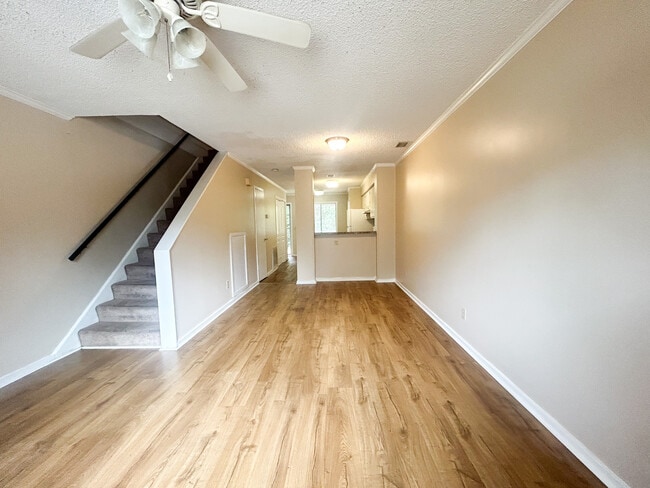 Building Photo - 16 Canterbury Ct