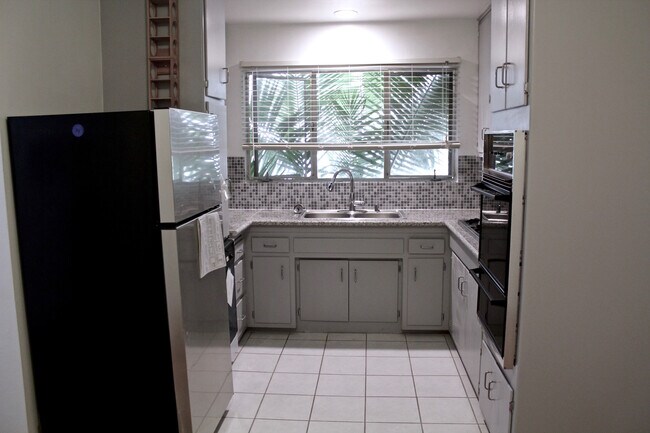 Building Photo - 307 S Clark Dr