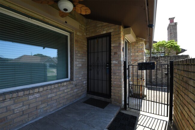 Foto del edificio - 7521 Beaudelaire Cir