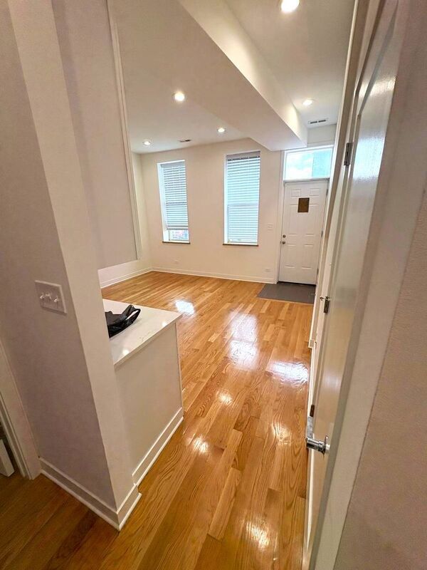 Building Photo - 1644 W Cermak Rd