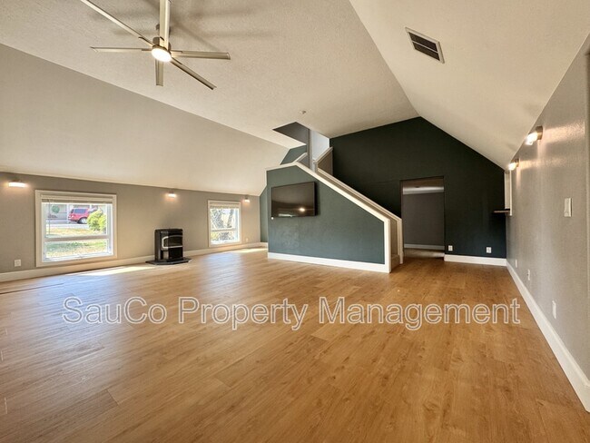 Building Photo - 6543 SE Borwick St