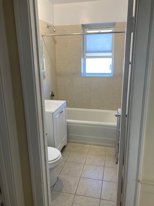 Foto del edificio - 6440 N Troy St