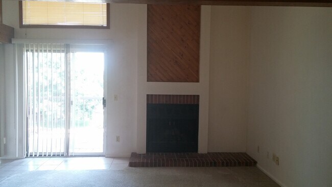 Foto del edificio - Spacious with sky light and loft!
