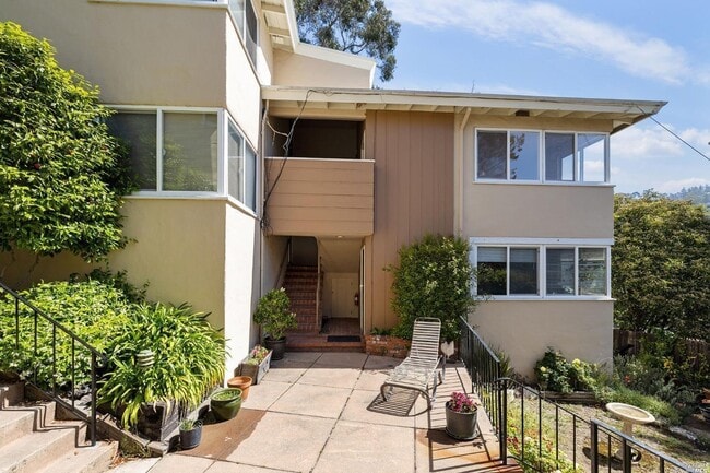 Building Photo - 343 Somerset Rd