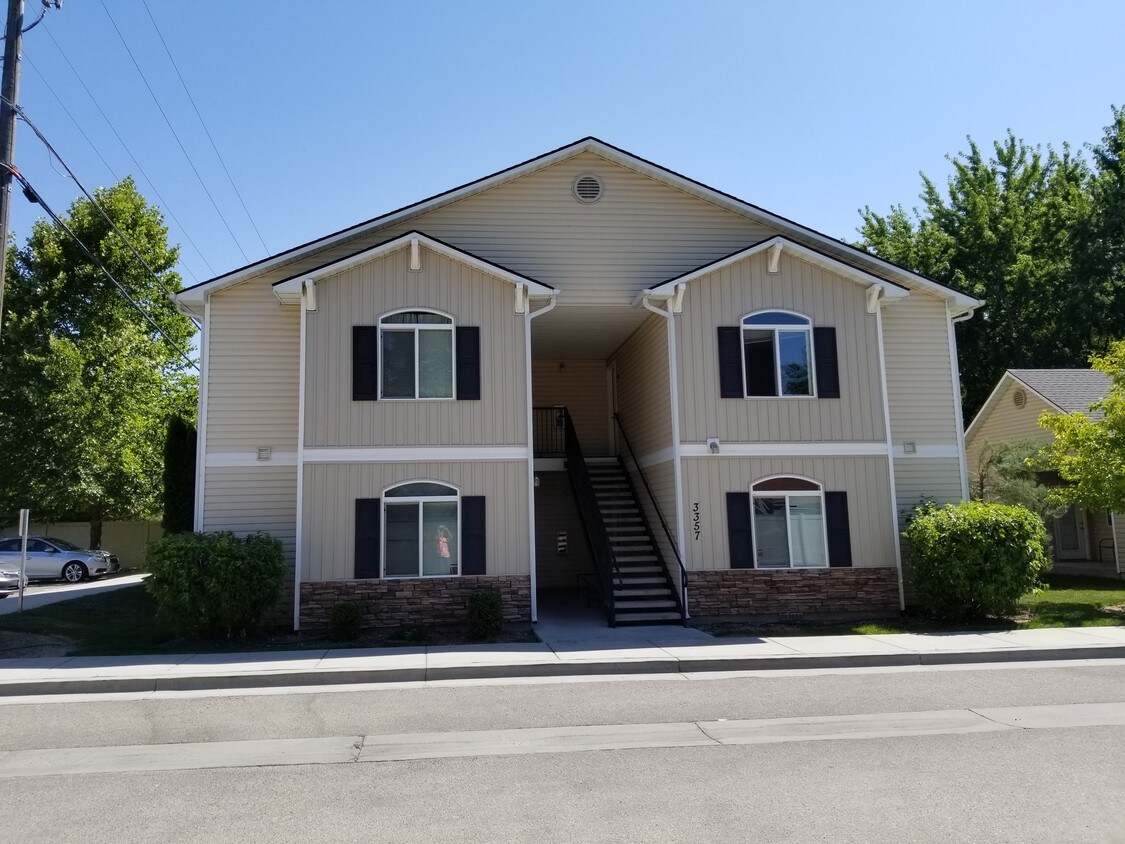 Primary Photo - 3301 W Murano Ln