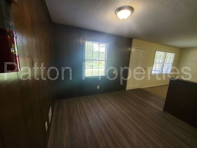 Building Photo - 2025 Apple Valley Rd