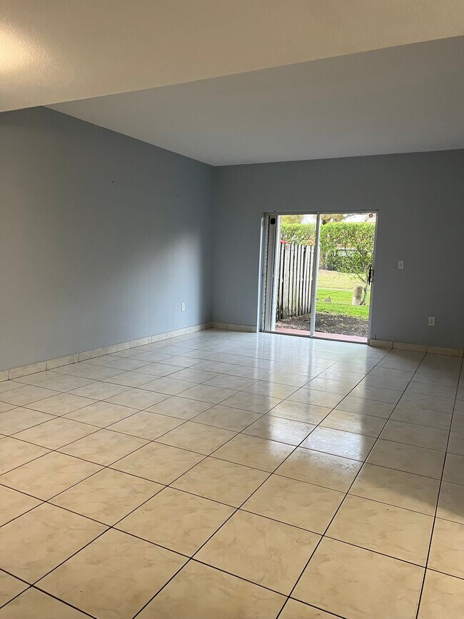 Foto del edificio - 10018 Hammocks Blvd