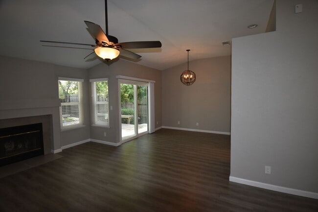 Building Photo - 301 Willowwood Ct