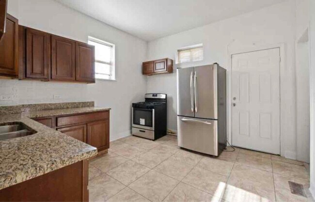 Foto del edificio - 6420 S Marshfield Ave