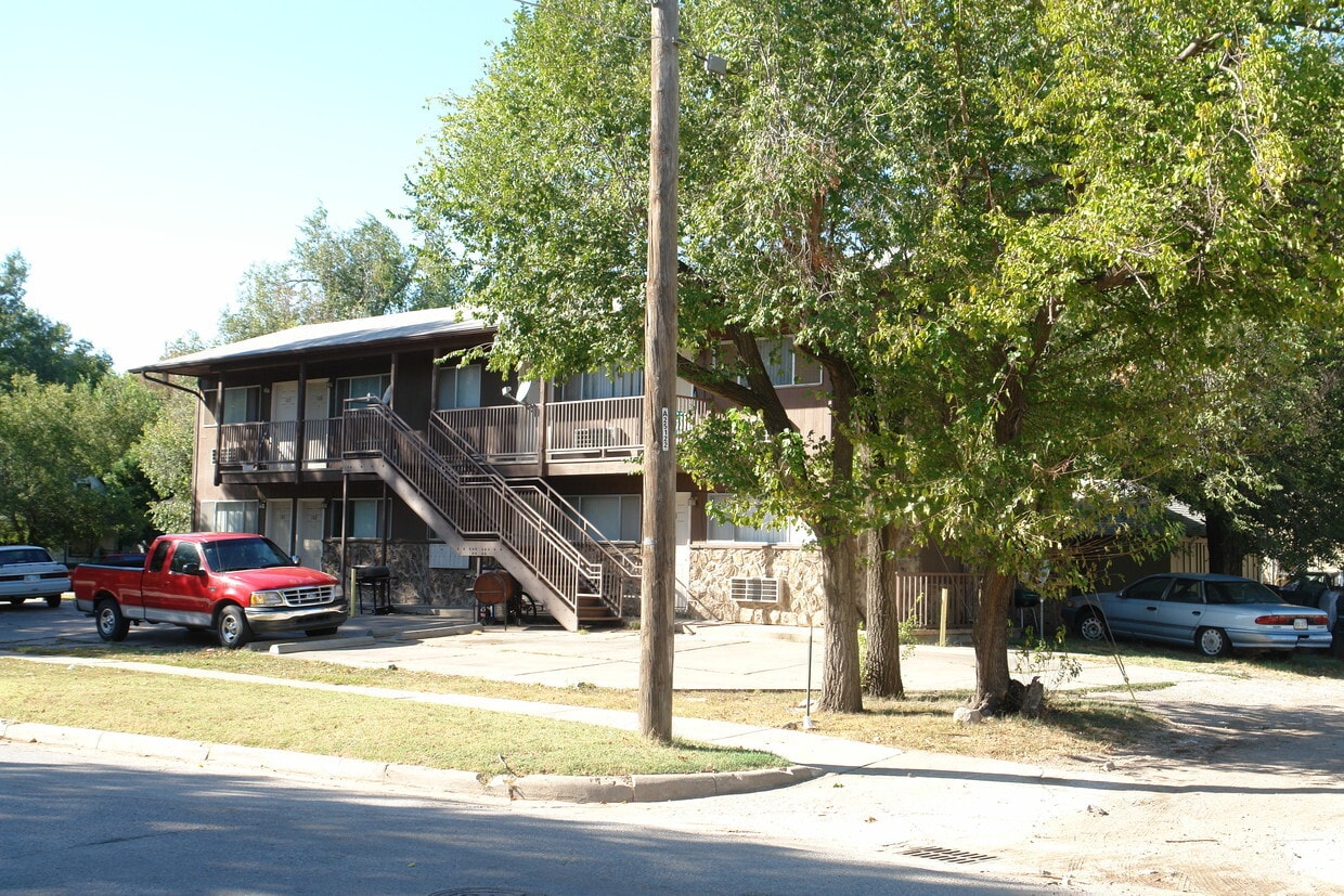 Building Photo - 1202 N Fairview St