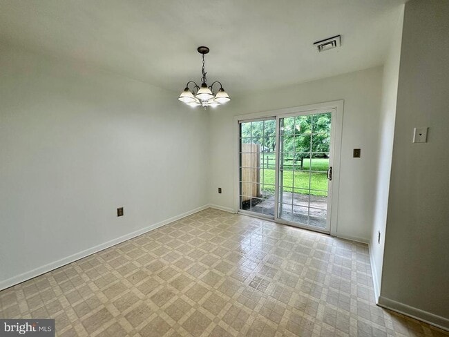 Building Photo - 302 Hills Dr
