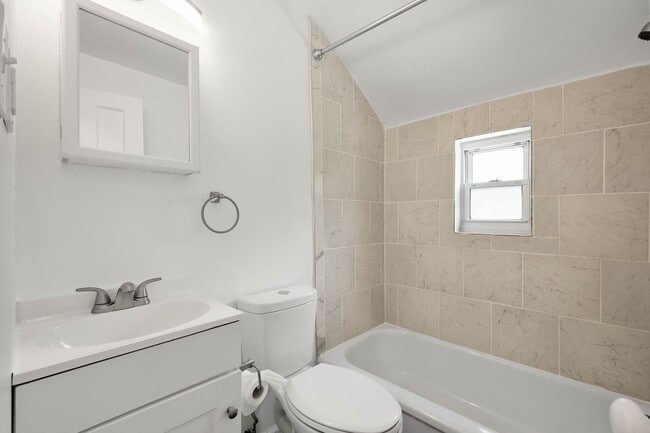 Foto del edificio - Stunning 2 bedroom home in Dormont availab...
