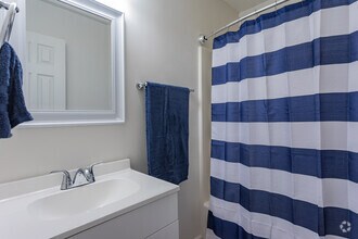 Full Bathroom - Harbour Lake Apartments