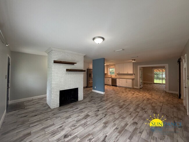 Foto del edificio - Great 3 Bedroom Home in Fort Walton Beach with Solar Panels-Near Hurlburt Field!