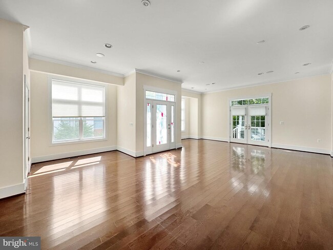 Building Photo - 6607 Melrose Dr