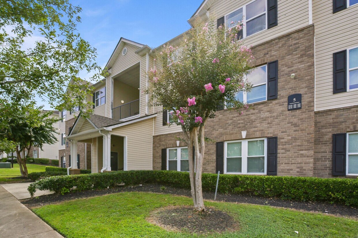 Spacious Three-Bedroom Condo with In-Unit Laundry - Spacious Three-Bedroom Condo with In-Unit Laundry