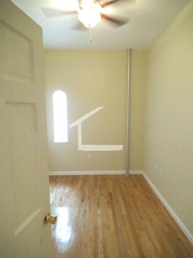 Building Photo - Updated 3 Bedroom Available 4/15/26- On the Green Line