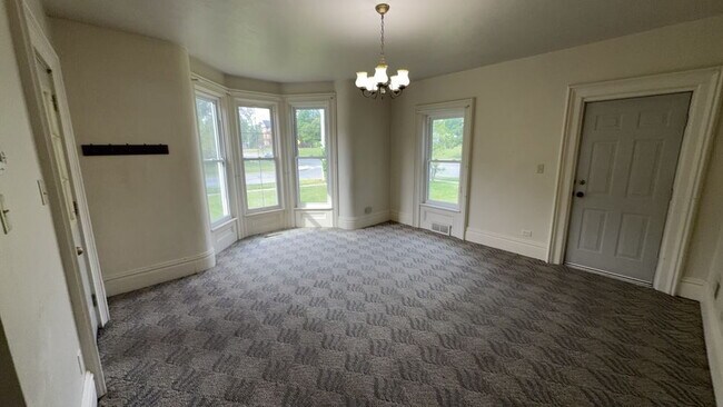 Foto del edificio - Exciting 3 Bed 1 Bath near UWEC! Available 1st June!
