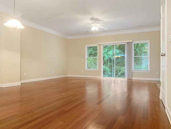 Foto del edificio - 1225 Harris Commons Pl