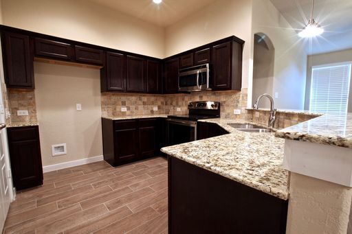 Foto del edificio - AVAILABLE NOW! Beautiful 3 Bedroom Luxury Townhome, Kyle, Texas!
