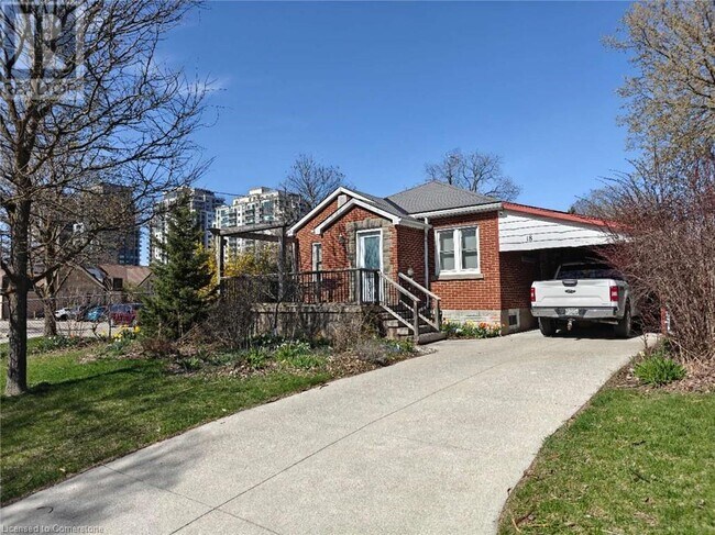 Photo du bâtiment - 18 Dunbar Rd S