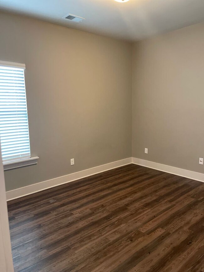 Foto del edificio - 3 Bedroom Home With Spacious Garage and Fenced Backyard!