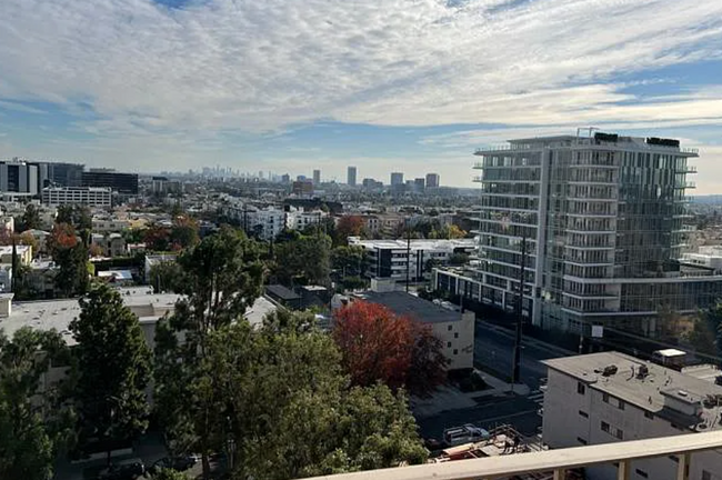 Foto del edificio - 100 S Doheny Dr