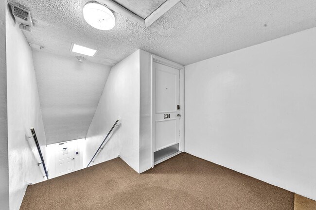 Building Photo - 120 Cypress Club Dr