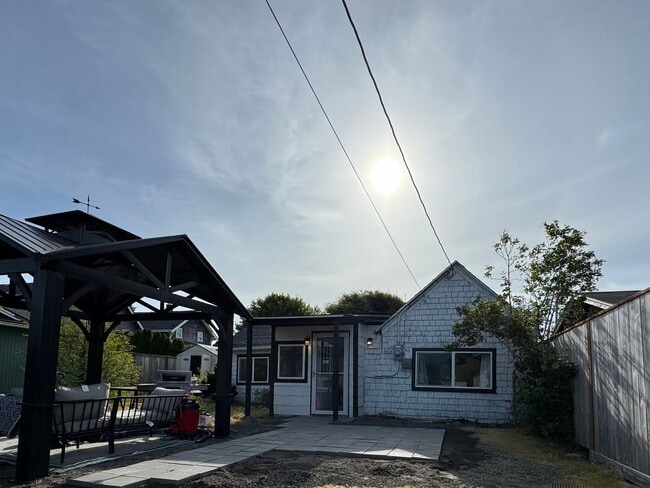 Building Photo - 1 Bedroom / plus sleeping loft, Single Fam...