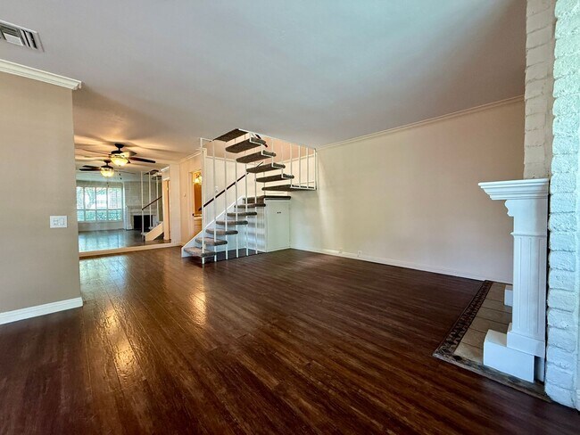 Foto del edificio - Spacious & Stylish Mission Plymor Townhome! 2 Assigned Parking! AC!