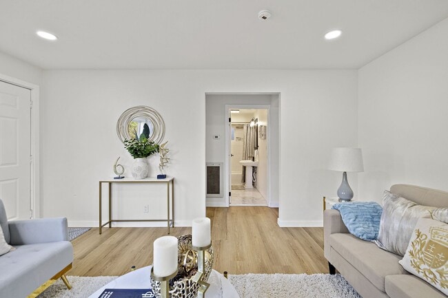 Building Photo - 2 Bedroom 1 Bathroom Charming Greenlake Home!