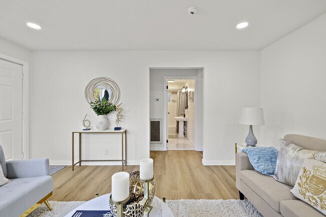 Foto del edificio - 2 Bedroom 1 Bathroom Charming Greenlake Home!