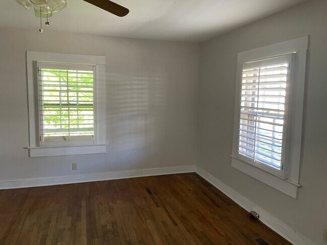 Building Photo - Adorable Historic Mill Cottage Available Now!