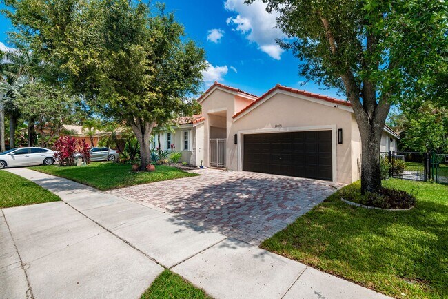 Building Photo - Exquisite Pool Home in Alhambra – Pembroke...