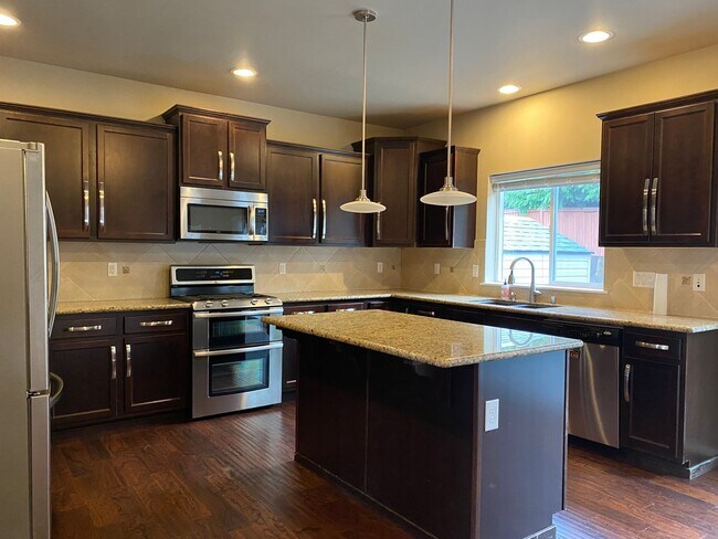 Foto del edificio - Stately Martha Lake 4 Bedroom Residence