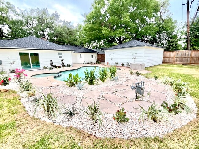 Foto del edificio - 2511 Briarpark Dr