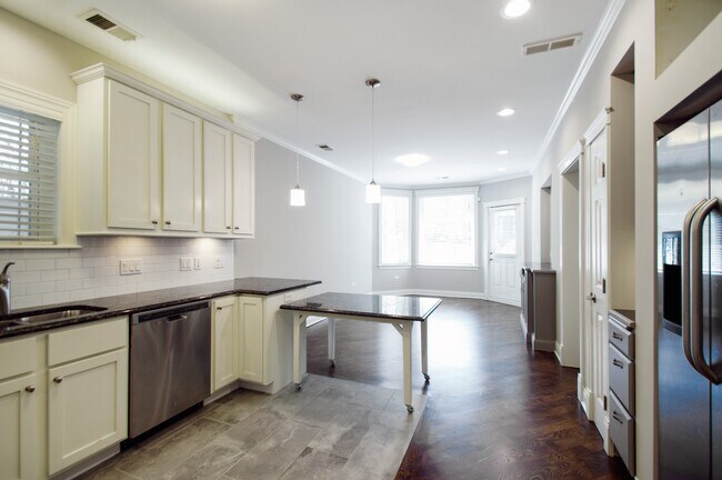 Kitchen Peninsula - 1538 W George St