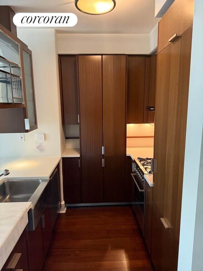 Foto del edificio - 60 Riverside Blvd