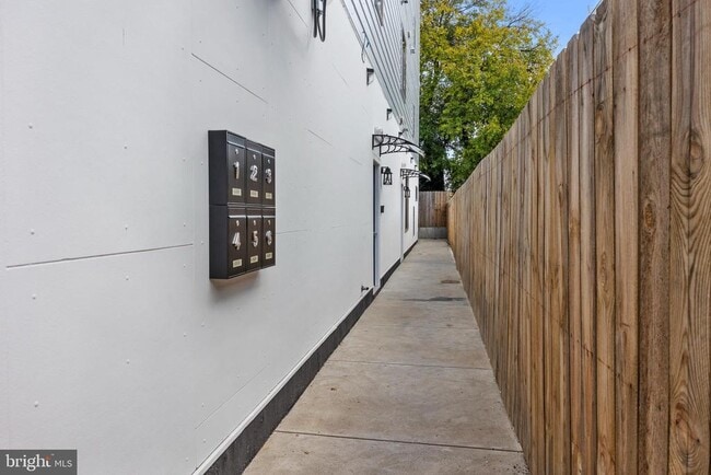 Building Photo - 342 W Queen Ln