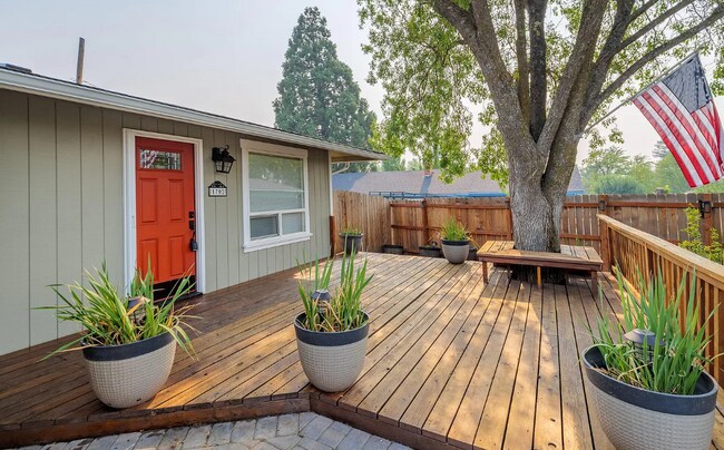 Building Photo - 1702 Yukon Ave