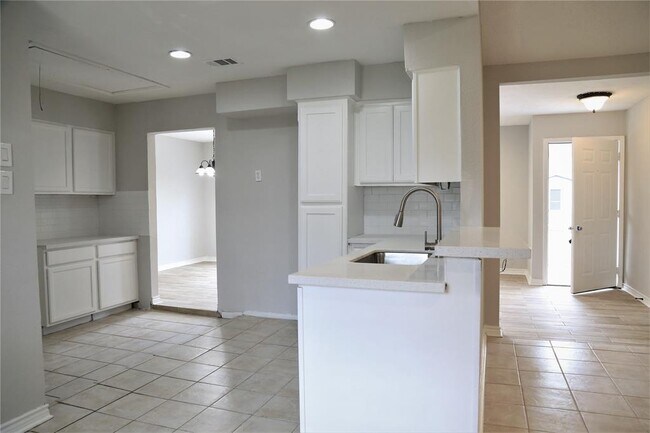 Building Photo - 1507 W Donovan St
