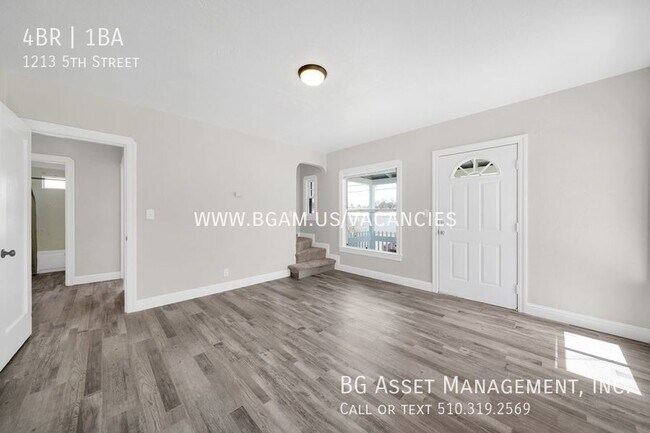 Building Photo - 1213 5th St