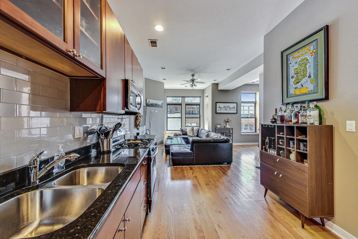 Photo - 1042 N Orleans St (Chicago, IL)