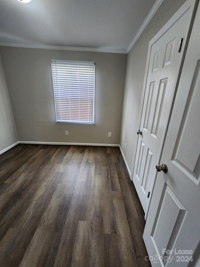 Building Photo - 703 Oakshade Ave