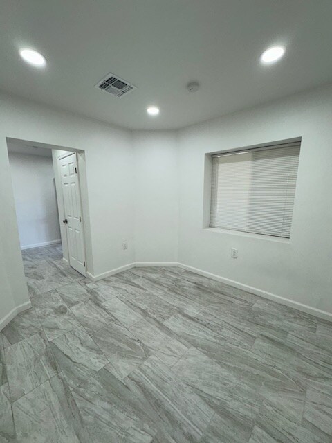 Building Photo - 1017 E West Cir Dr