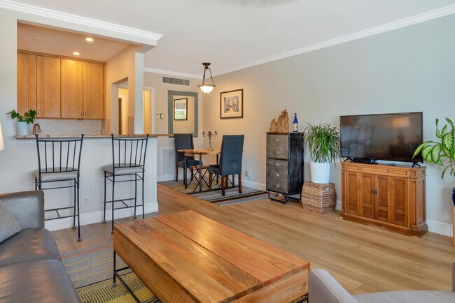 Building Photo - 1001 NE 8th Ave